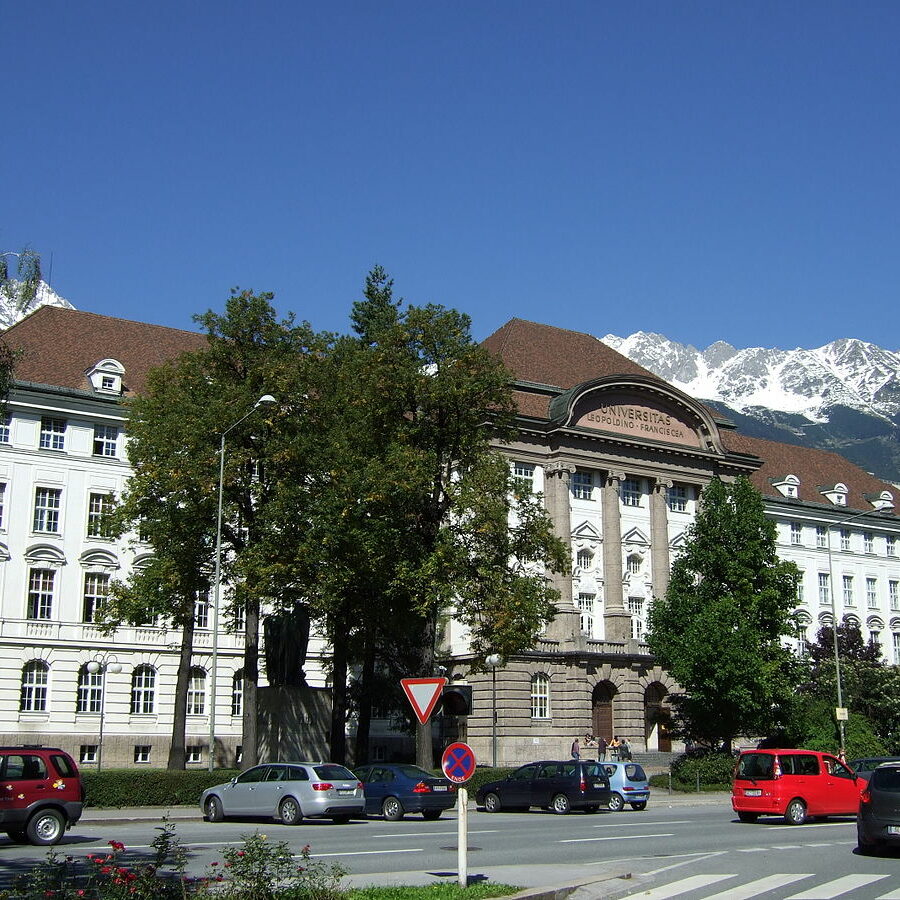 1200px-Hauptgebäude_der_Universität_Innsbruck